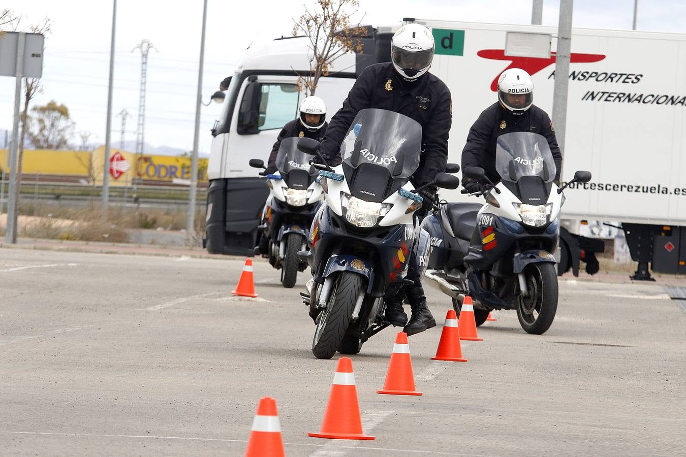 Los polis dominan las dos ruedas