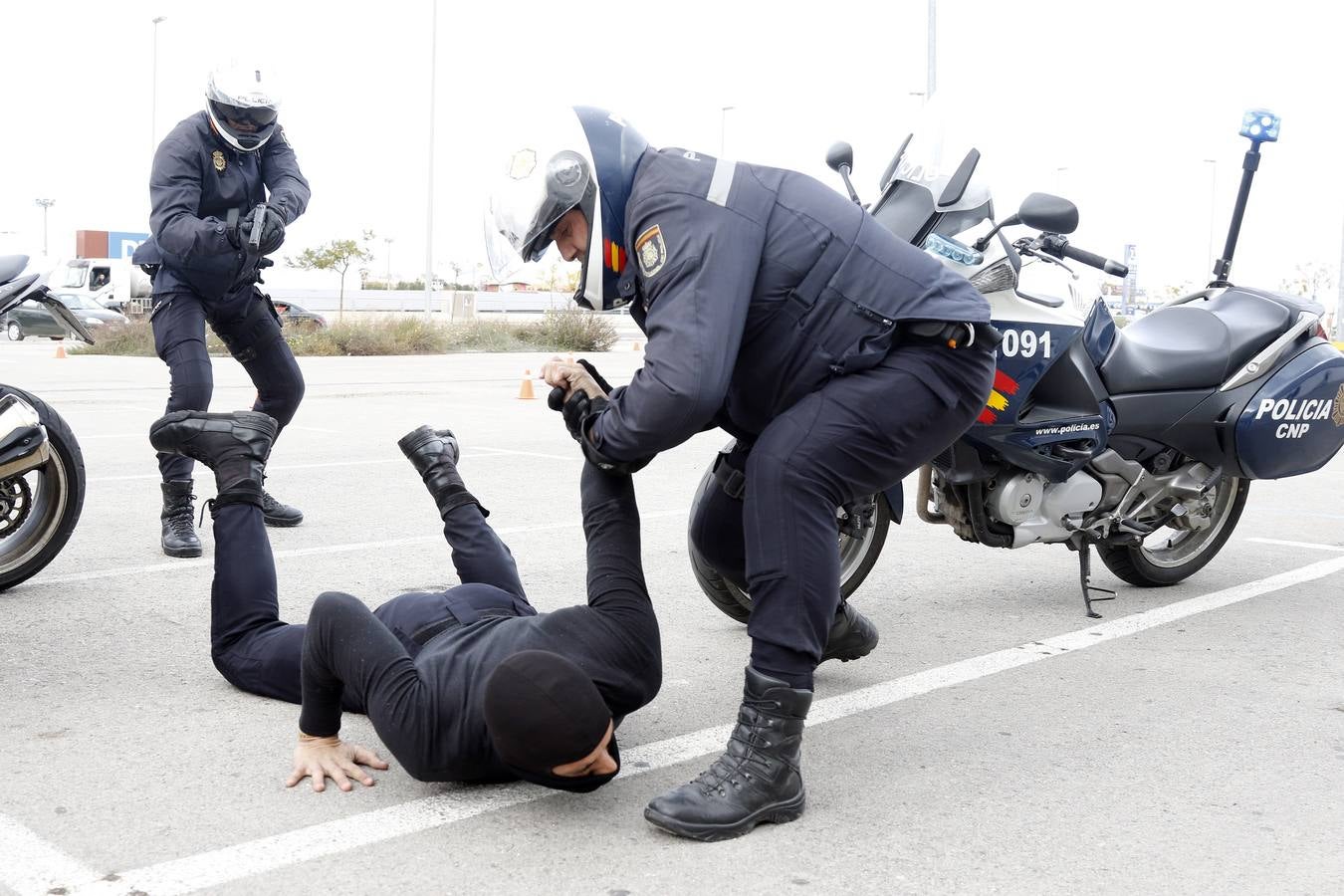 Los polis dominan las dos ruedas