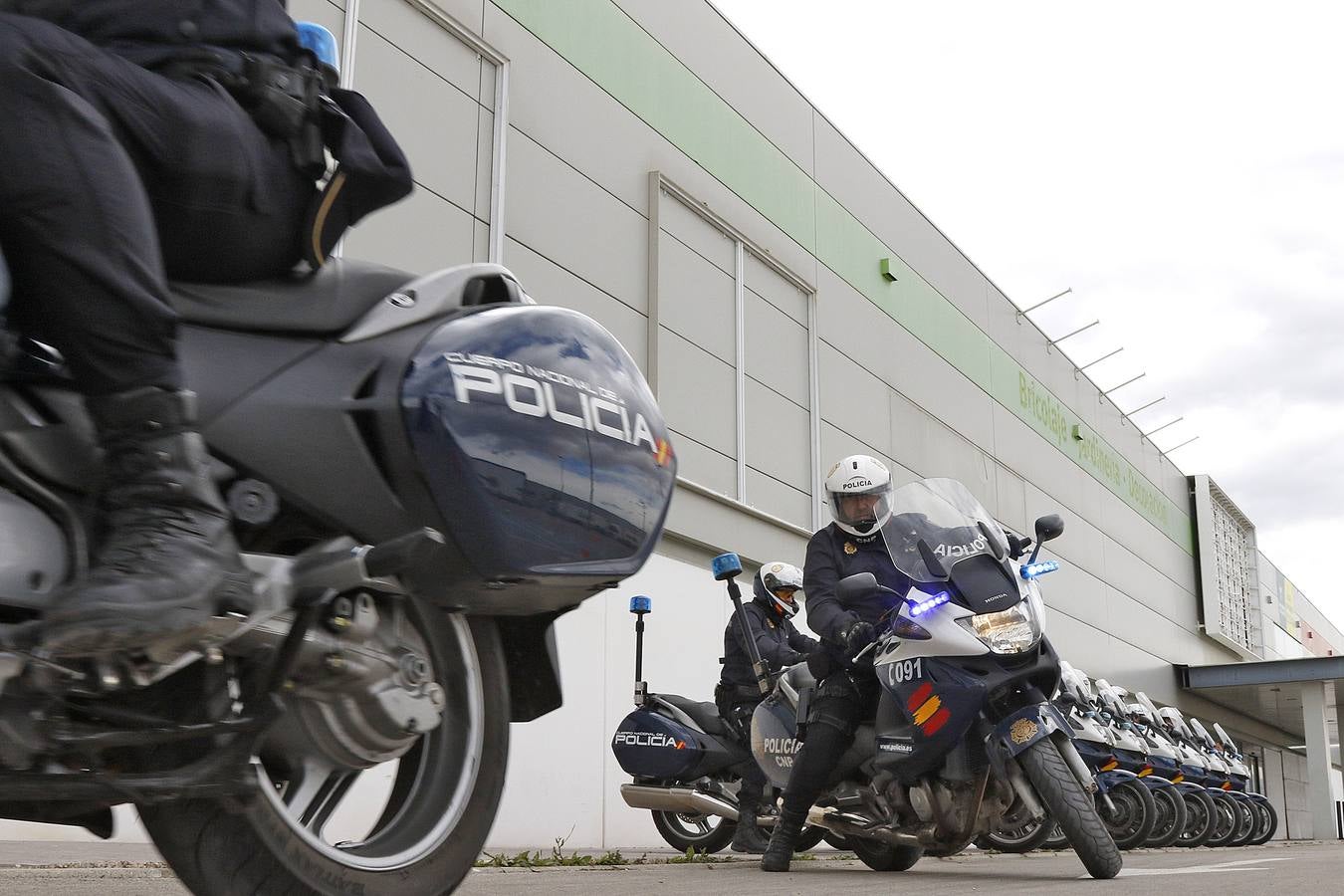 Los polis dominan las dos ruedas