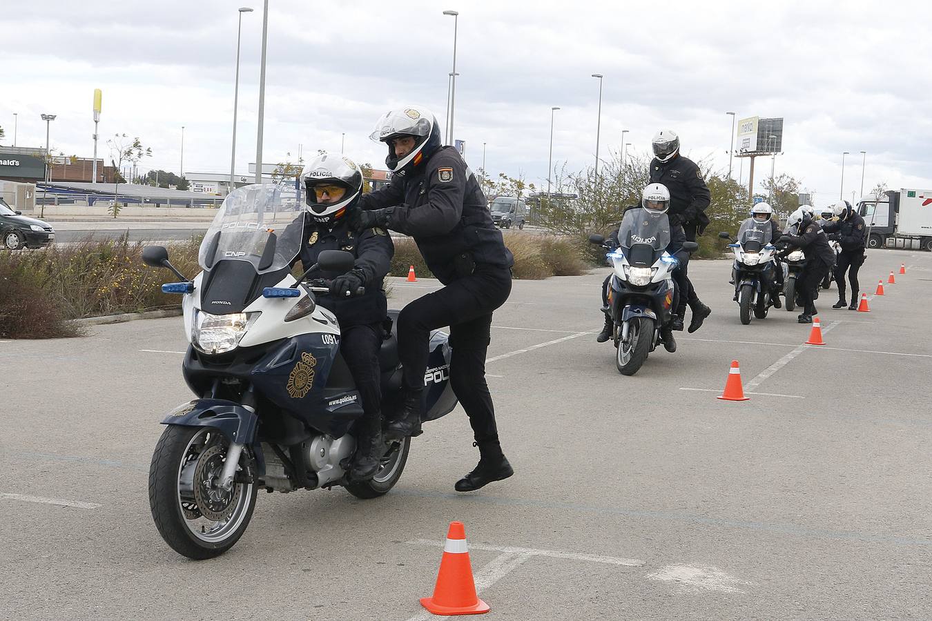 Los polis dominan las dos ruedas