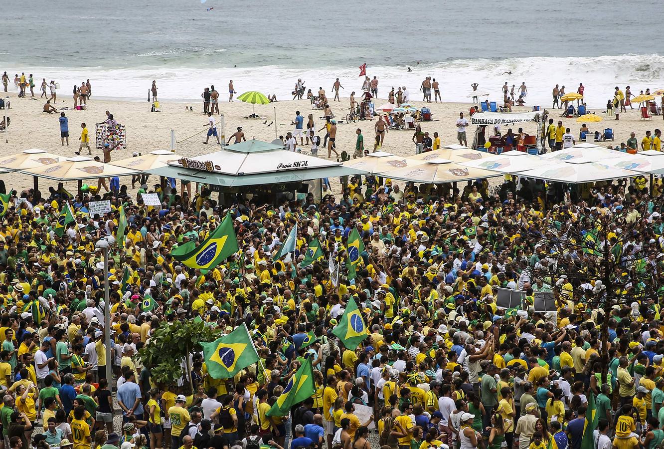 Miles de brasileños se manifiestan contra Rousseff