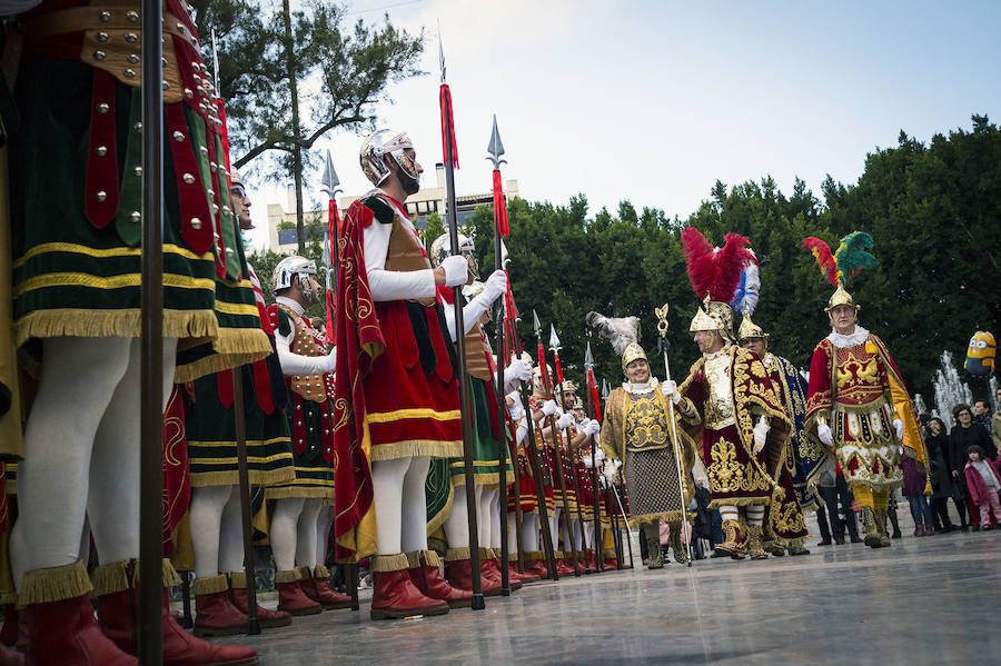 Los Armaos escoltan a los pasos en las procesiones de Domingo de Ramos en Orihuela