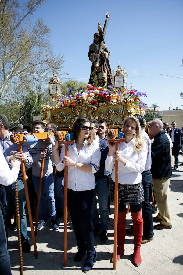 Las mujeres llevan al Cristo de los Toreros de vuelta a &#039;casa&#039;