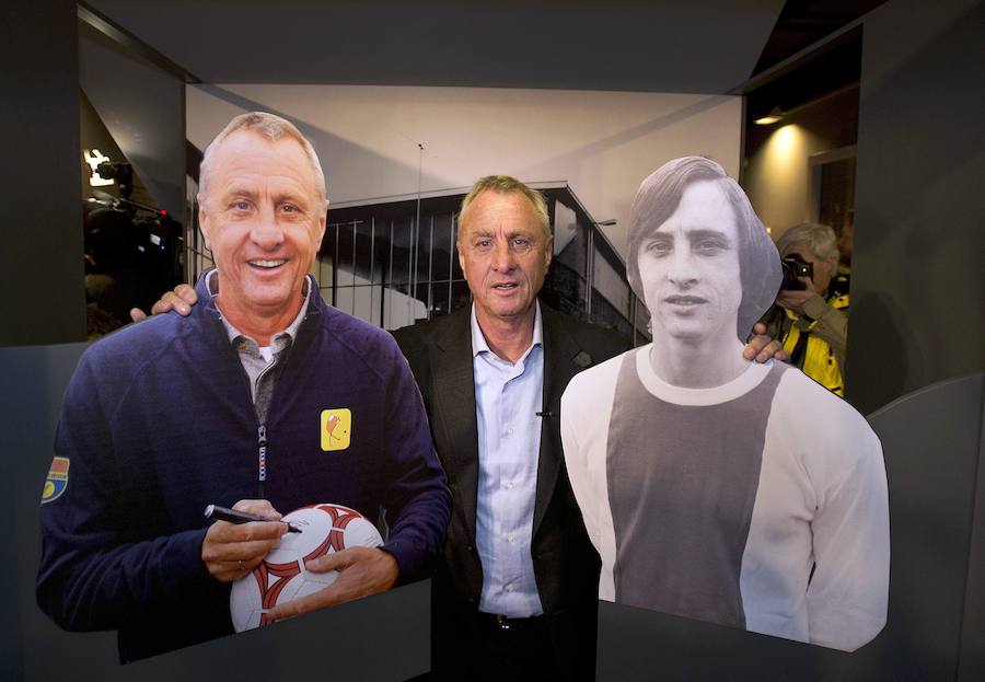 El holandés posa en 2012 junto a retratos a tamaño natural en la apertura de la "Johan Cruyff Exhibition" en el Museo de Ámsterdam.