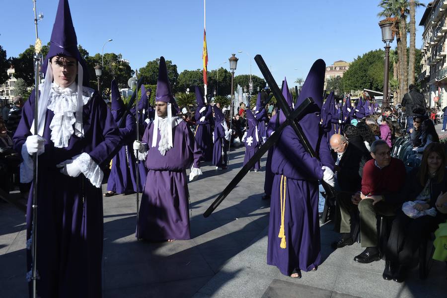 Un río de túnicas moradas