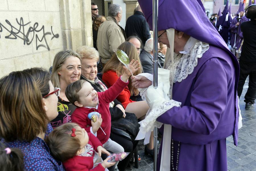 Un río de túnicas moradas