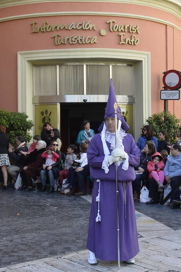 Un río de túnicas moradas