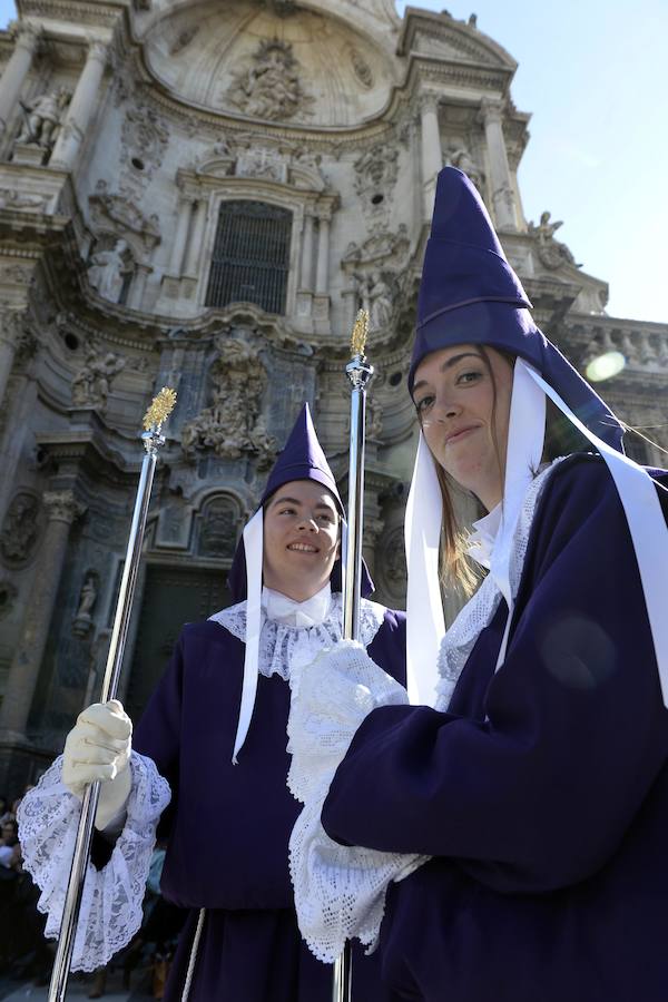 Un río de túnicas moradas