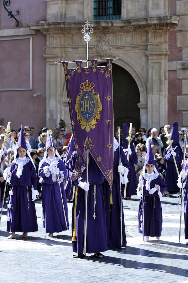 Un río de túnicas moradas