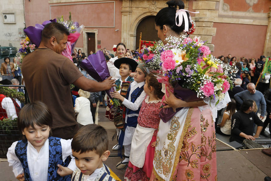Capazos de flores para la Morenica