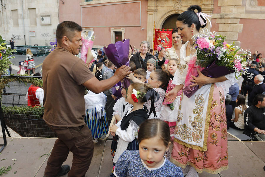 Capazos de flores para la Morenica