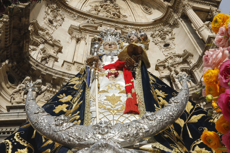 Capazos de flores para la Morenica