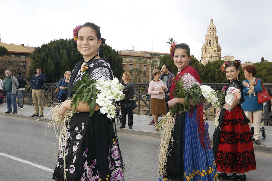 Capazos de flores para la Morenica