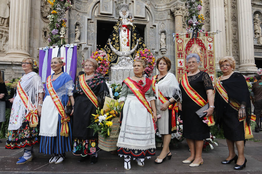 Capazos de flores para la Morenica