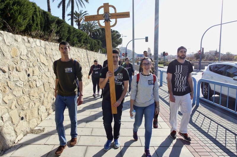 Jóvenes cristianos abren la Peregrina a Santa Faz