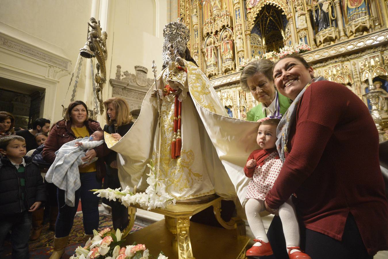 La Fuensanta protege a los niños bajo su manto