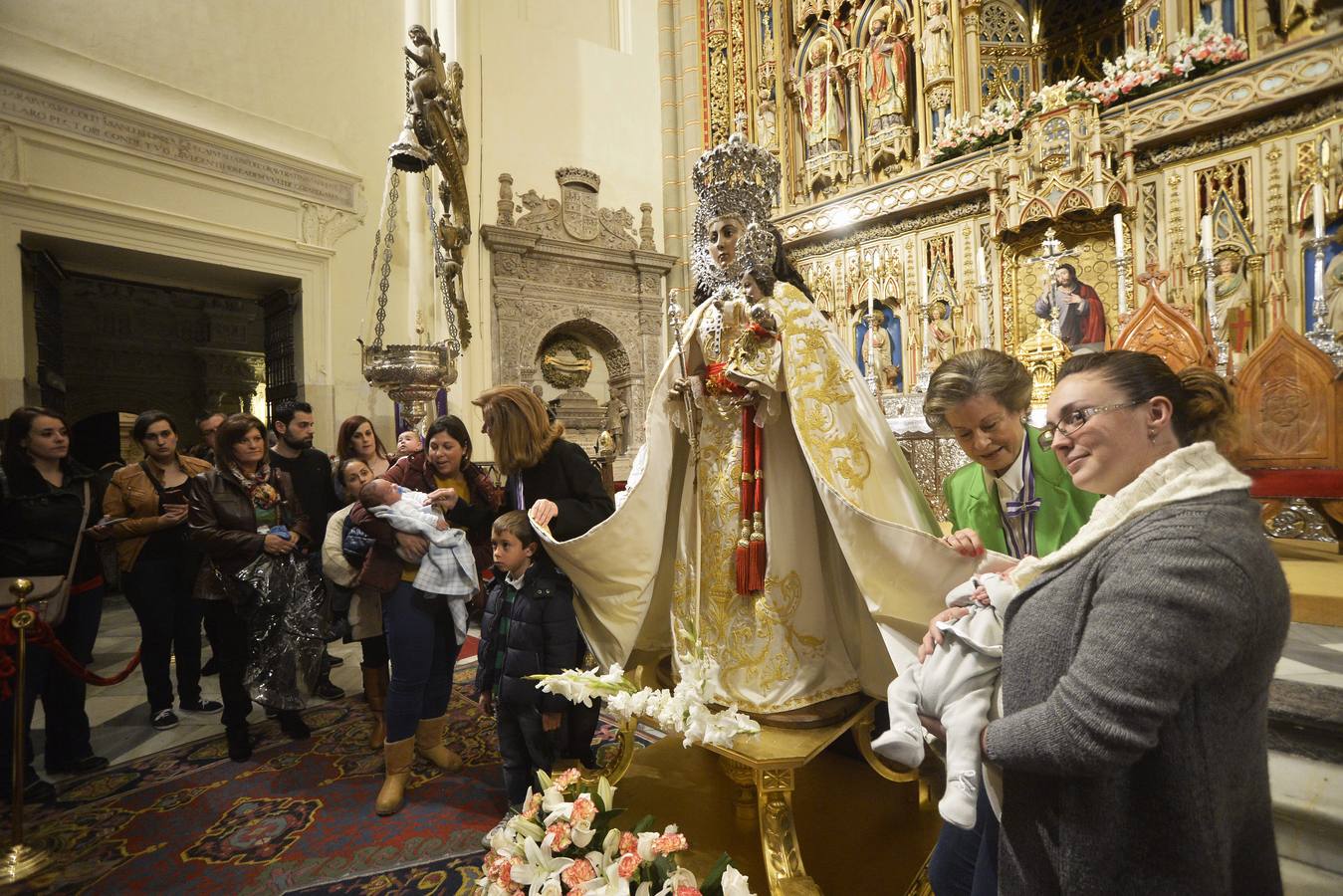 La Fuensanta protege a los niños bajo su manto