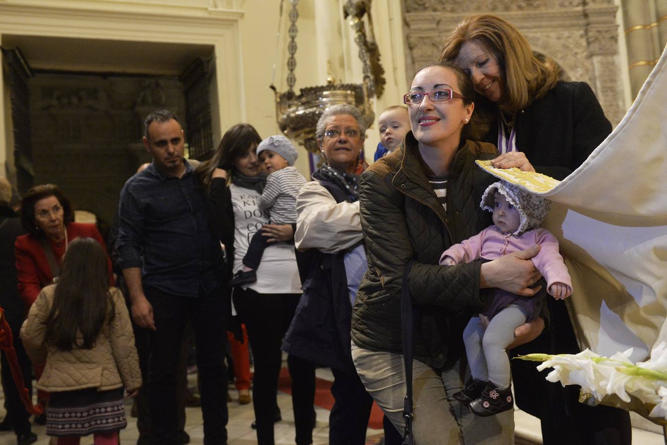 La Fuensanta protege a los niños bajo su manto