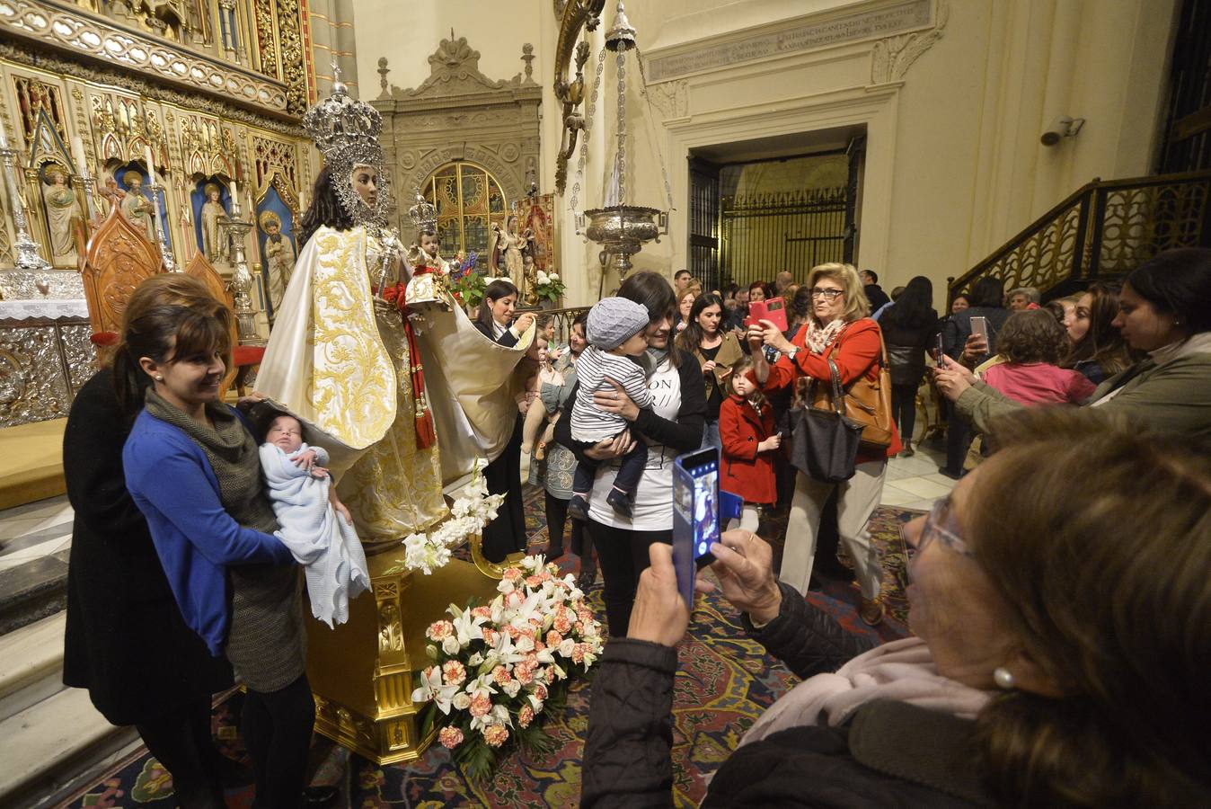 La Fuensanta protege a los niños bajo su manto