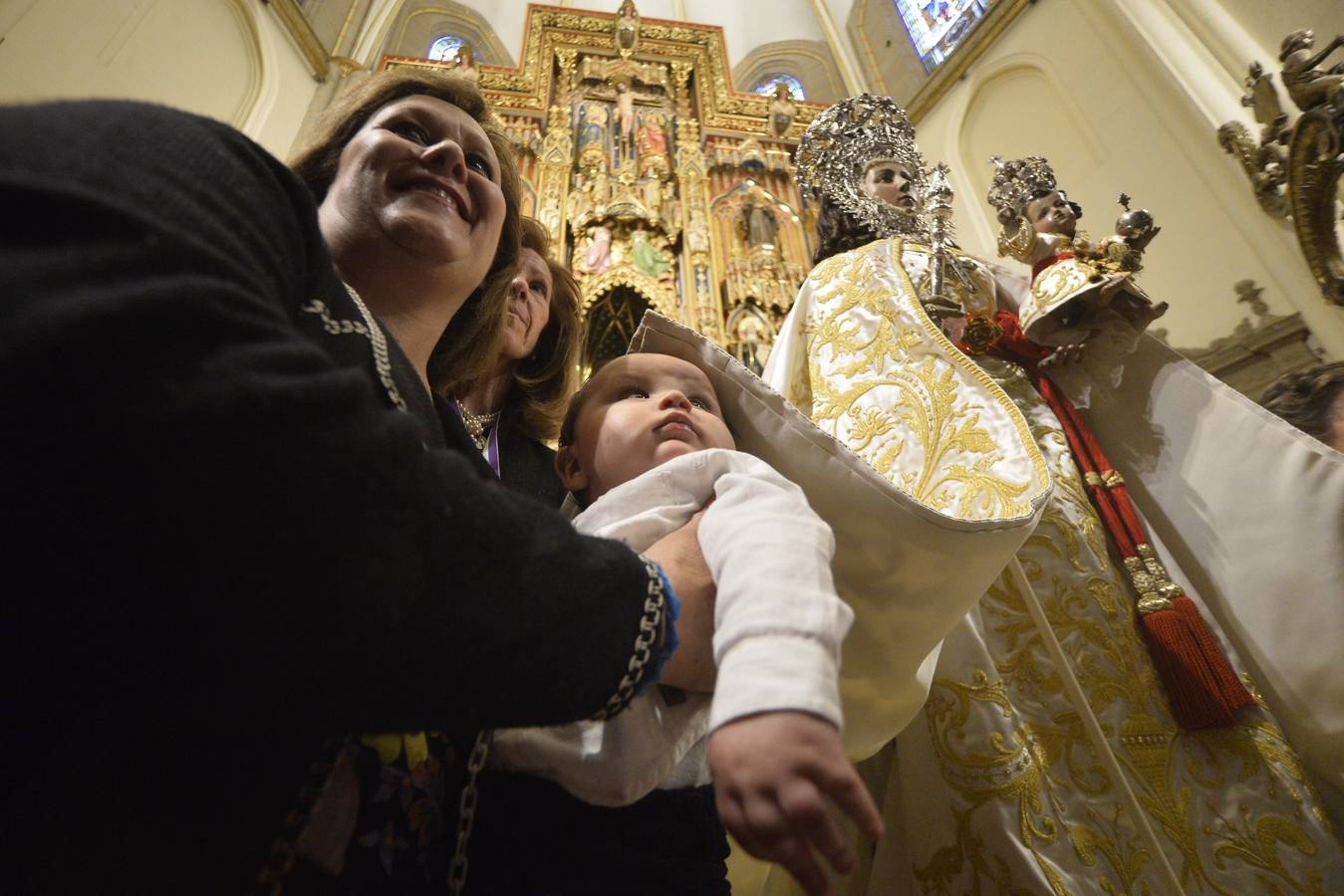 La Fuensanta protege a los niños bajo su manto