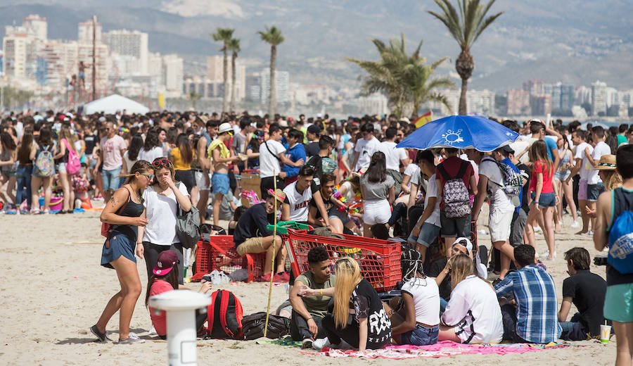 Los jóvenes trasladan la fiesta a la playa de San Juan