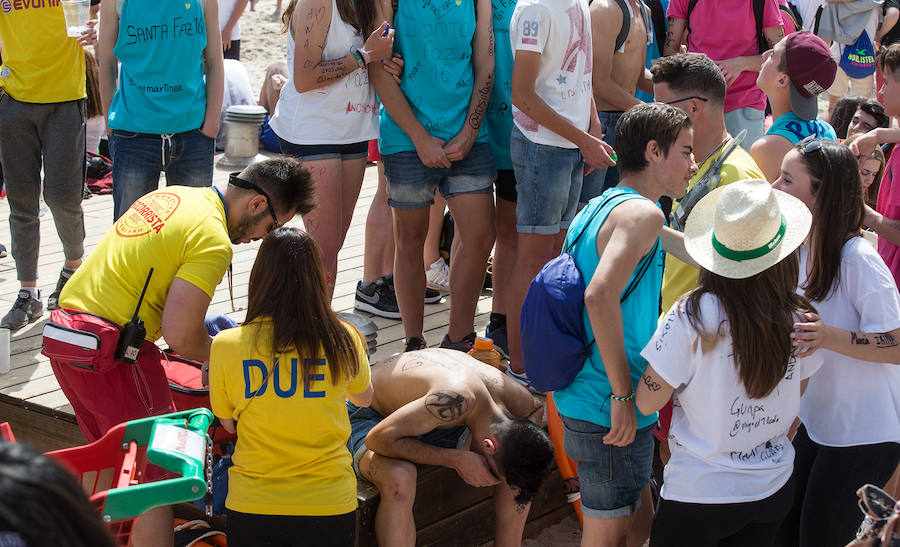 Los jóvenes trasladan la fiesta a la playa de San Juan