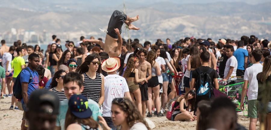 Los jóvenes trasladan la fiesta a la playa de San Juan