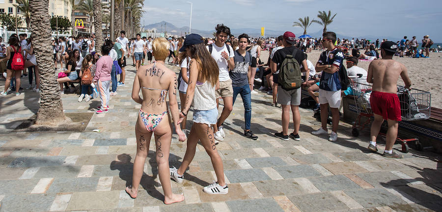 Los jóvenes trasladan la fiesta a la playa de San Juan