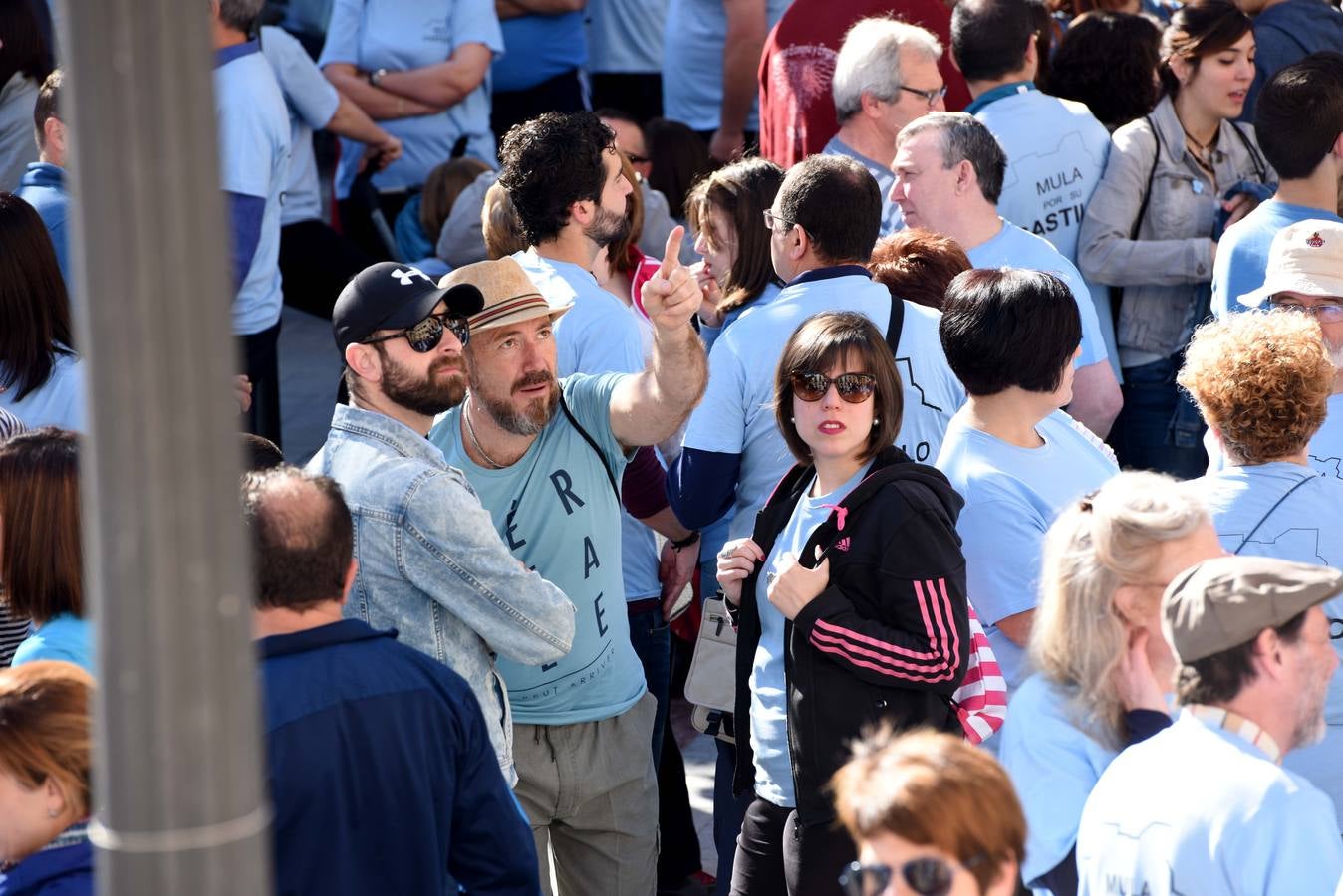 Cientos de personas abrazan el Castillo de Mula