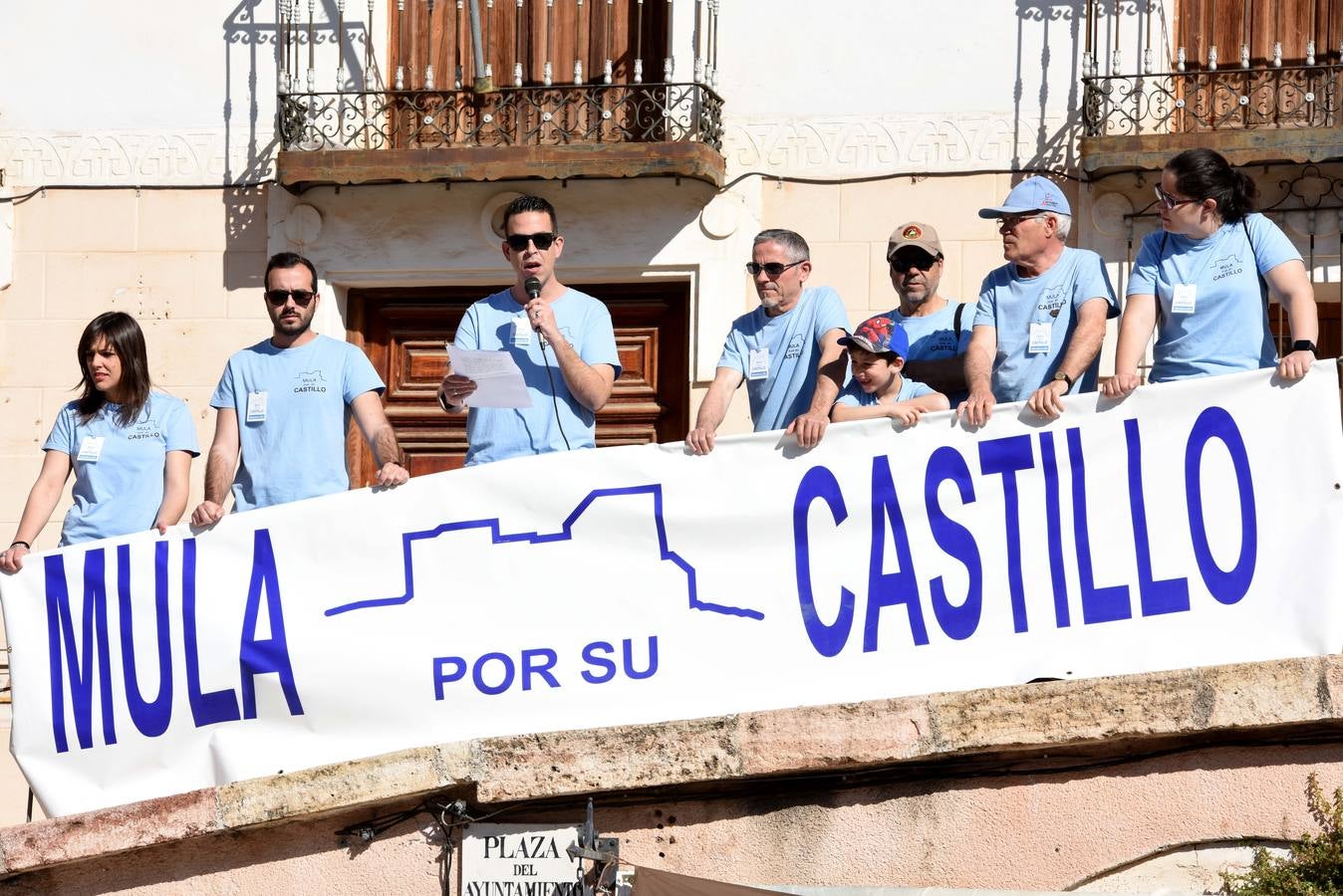 Cientos de personas abrazan el Castillo de Mula