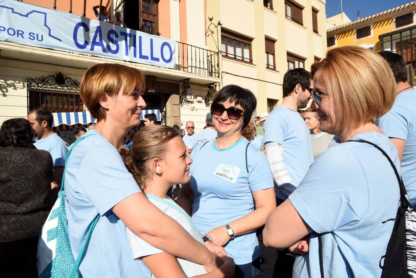 Cientos de personas abrazan el Castillo de Mula
