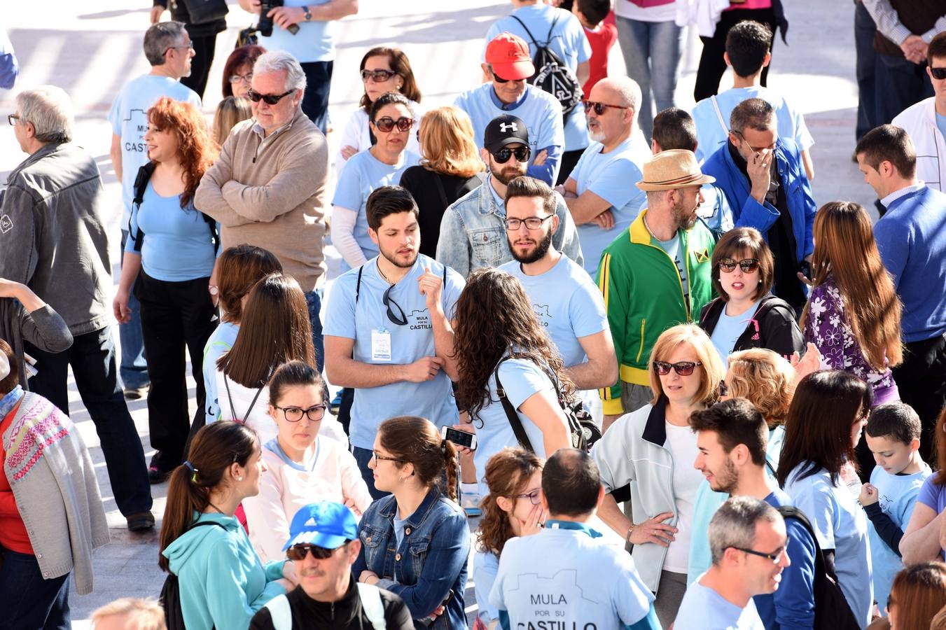 Cientos de personas abrazan el Castillo de Mula