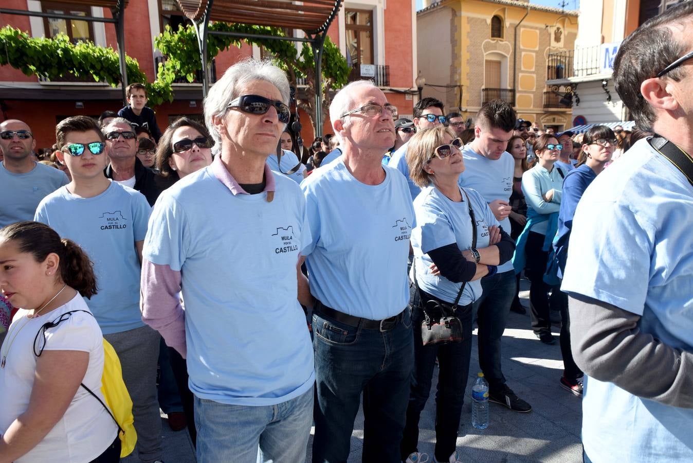 Cientos de personas abrazan el Castillo de Mula