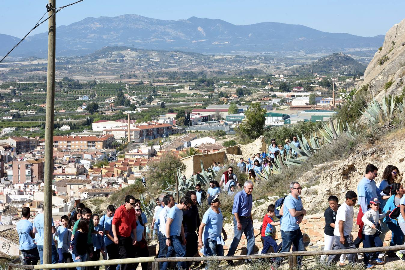 Cientos de personas abrazan el Castillo de Mula