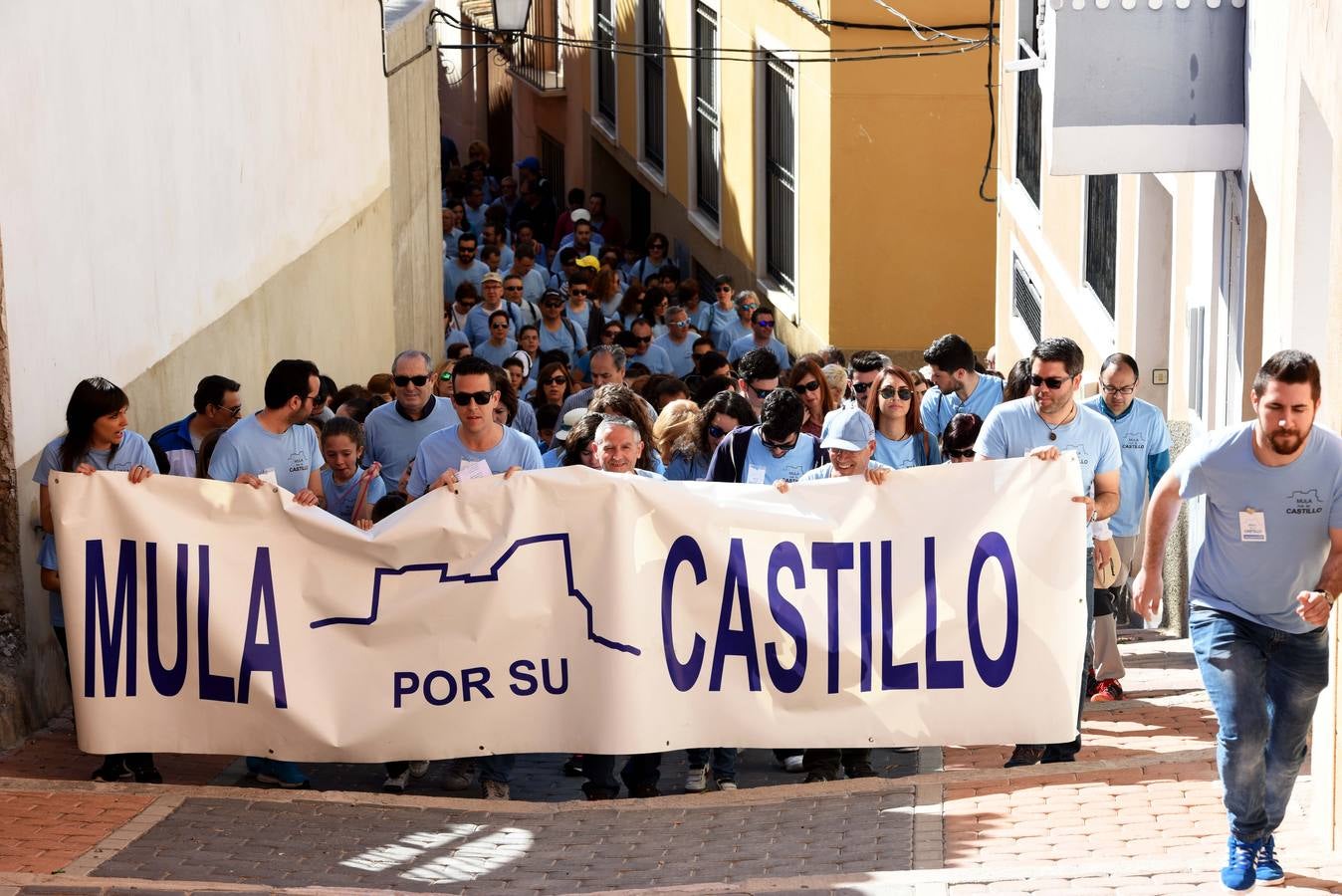 Cientos de personas abrazan el Castillo de Mula
