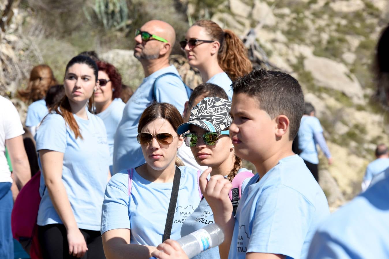Cientos de personas abrazan el Castillo de Mula