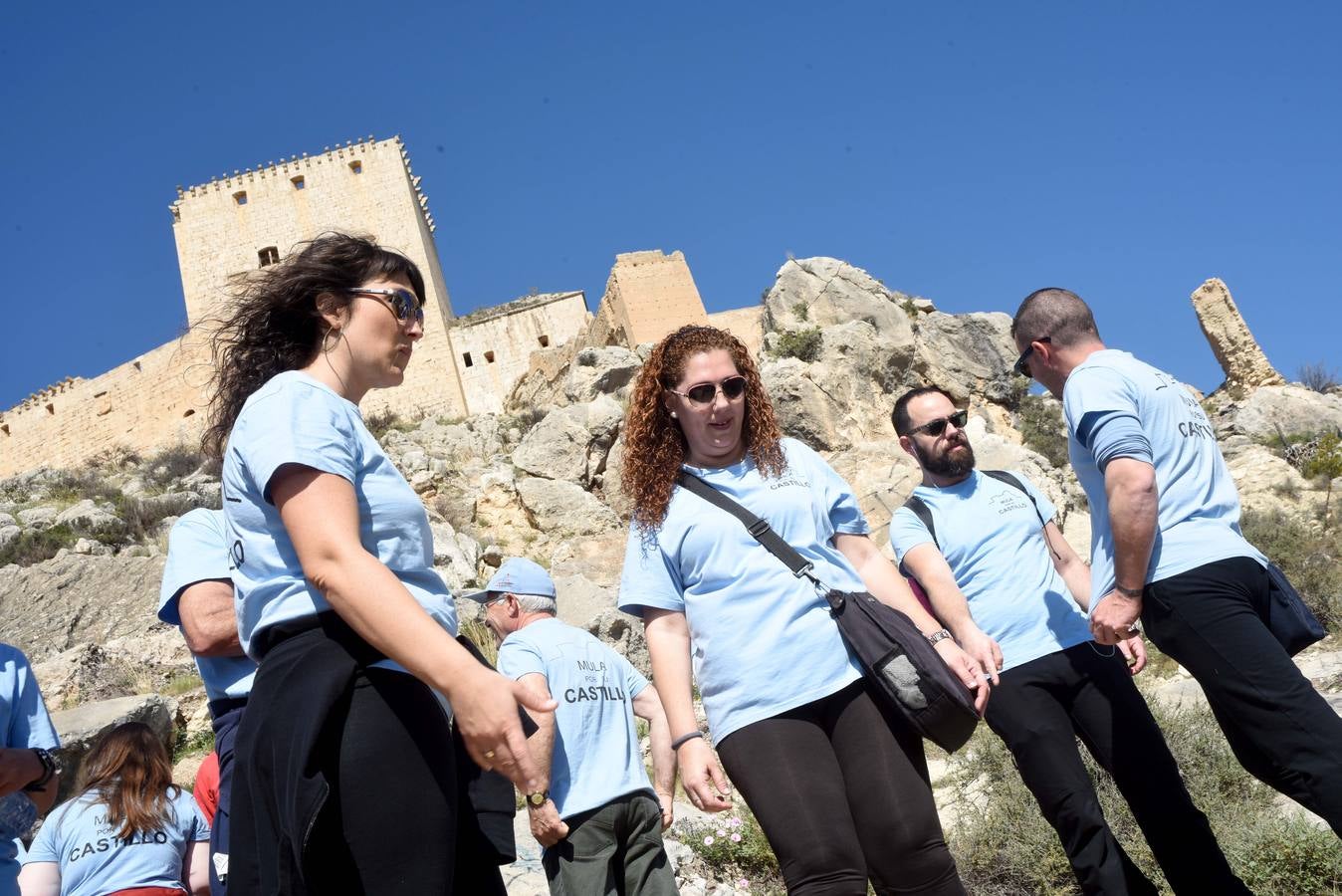 Cientos de personas abrazan el Castillo de Mula