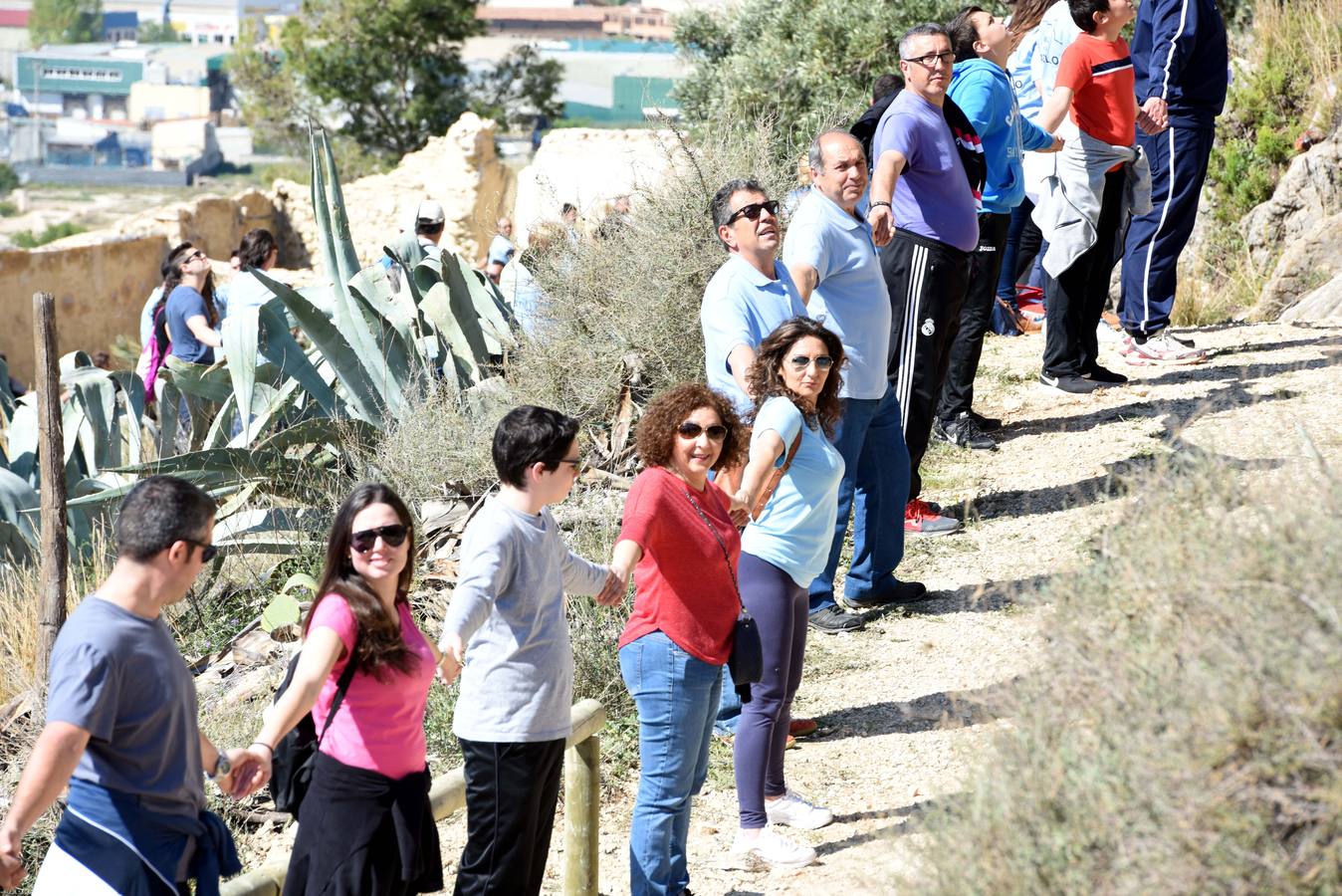 Cientos de personas abrazan el Castillo de Mula