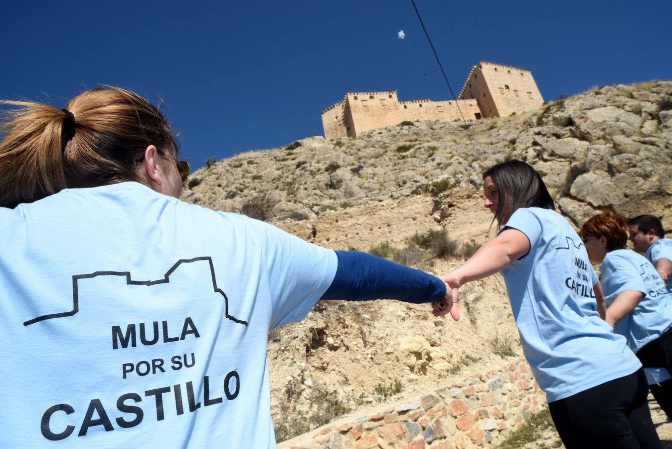 Cientos de personas abrazan el Castillo de Mula