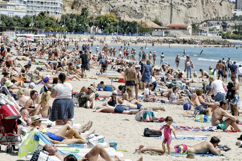 Turistas abarrotan las playas de Alicante por el Puente de Mayo