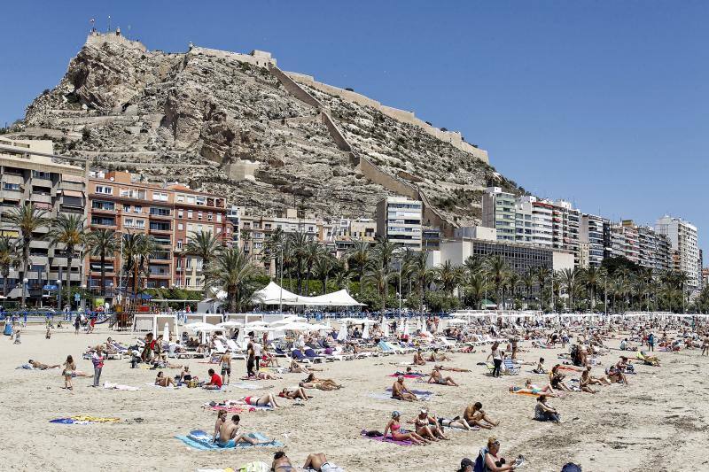 Turistas abarrotan las playas de Alicante por el Puente de Mayo