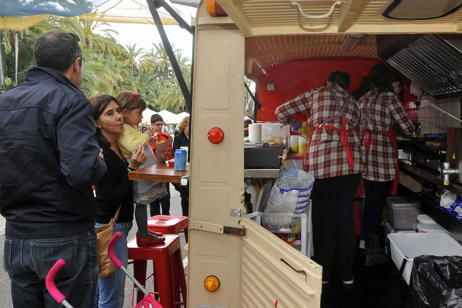Instalación de las &#039;foodtrucks&#039; en el Paseo de la Estación de Elche