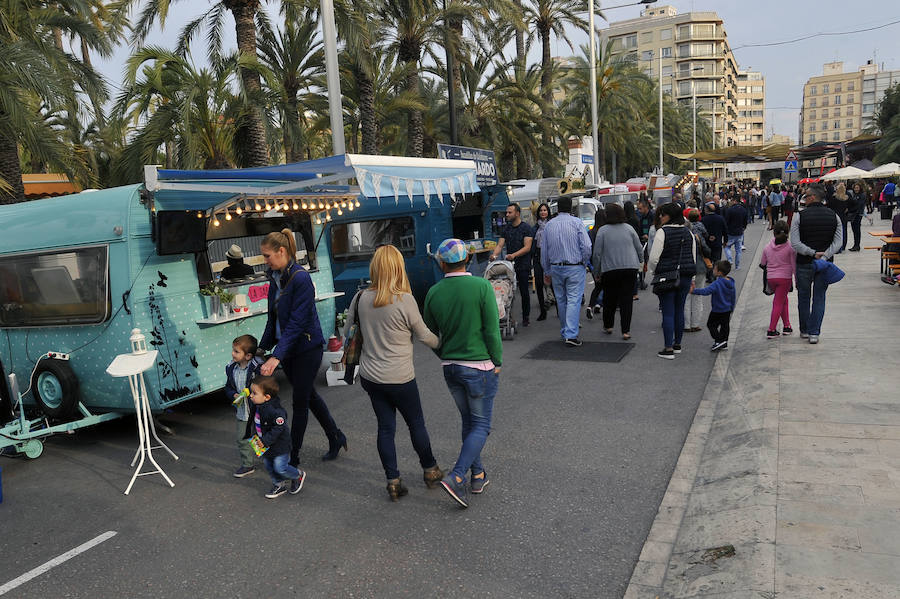 Instalación de las &#039;foodtrucks&#039; en el Paseo de la Estación de Elche