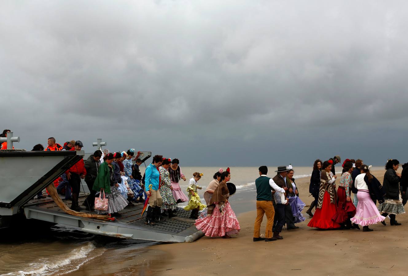 La lluvia desluce el Rocío