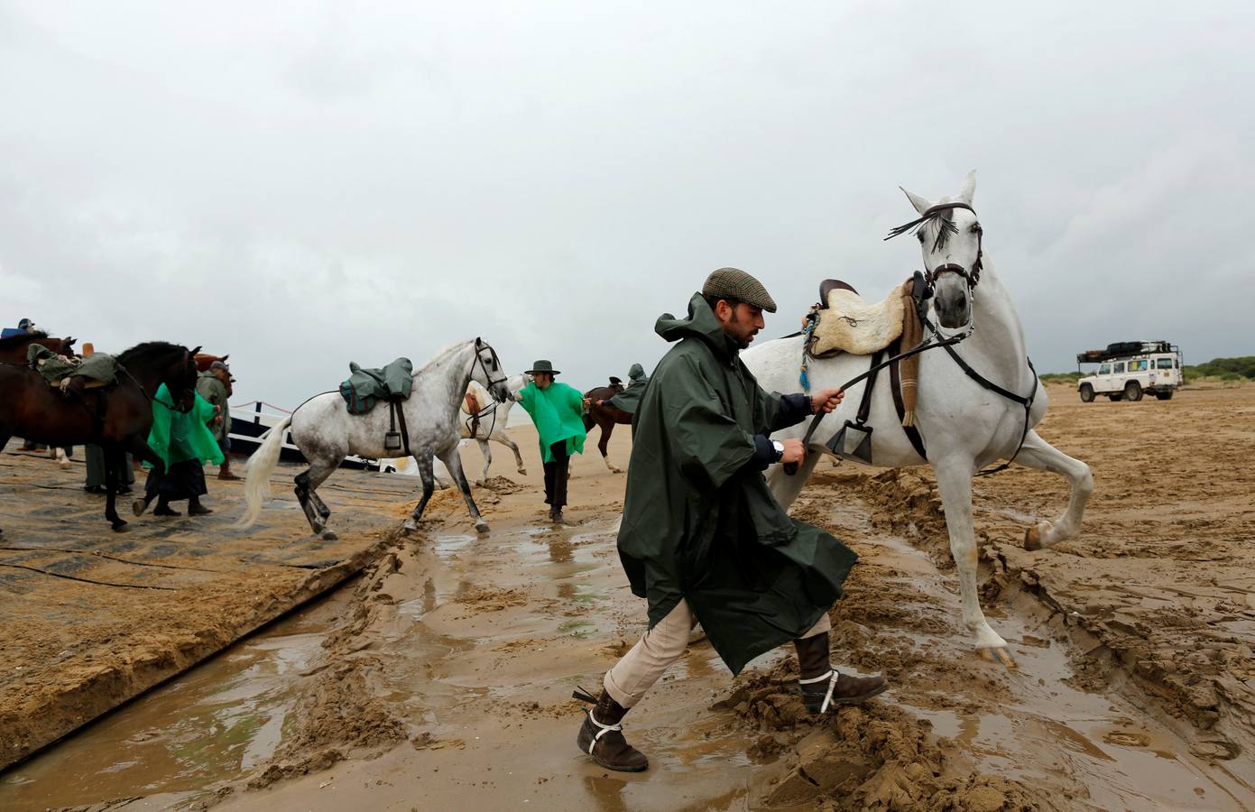 La lluvia desluce el Rocío