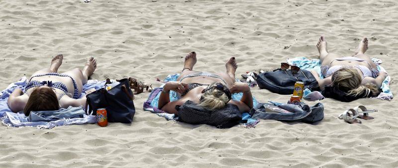 La playa de El Postiguet llena gracias a las altas temperaturas