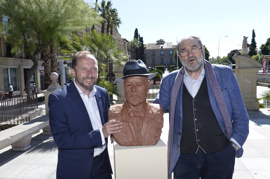 Murcia cumple su deuda de erigir un monumento a Martínez Tornel.