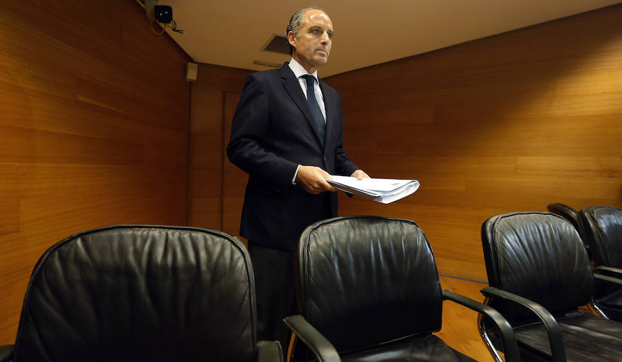 Camps y Cotino comparecen en la comisión de las Corts Valencianes