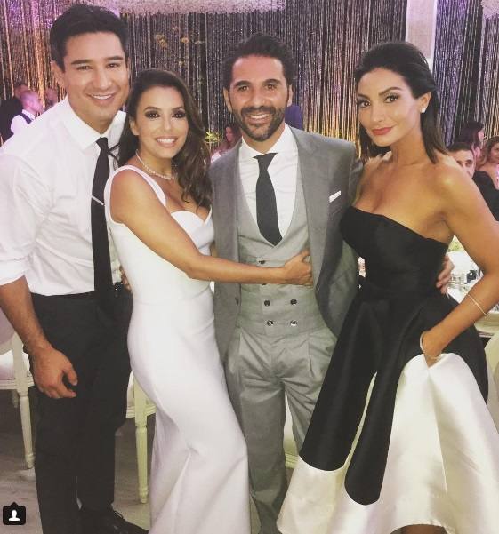 Mario López y su mujer junto a los recién casados.