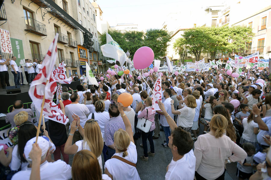 Miles de personas se concentran en Elche en defensa de la concertada